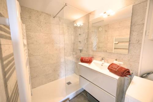 ein Badezimmer mit Dusche, Waschbecken und Spiegel in der Unterkunft Charmant cocon, vue mer, piscine et clim in La Seyne-sur-Mer