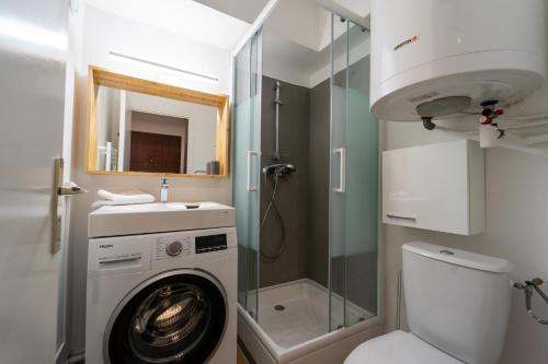 La salle de bains est pourvue d'un lave-linge et d'une douche. dans l'établissement Balcon d'Albigny - proche lac & vue montagne, à Annecy
