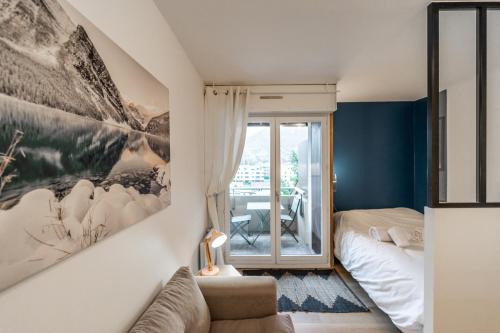 une chambre avec un lit et une grande fenêtre dans l'établissement Balcon d'Albigny - proche lac & vue montagne, à Annecy