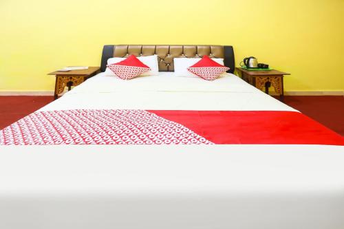 Ένα ή περισσότερα κρεβάτια σε δωμάτιο στο Hotel O Penginapan Sulthan Penyengat Syariah