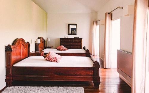 una camera da letto con due letti e un comò di Casal de Tralhariz - Douro Valley a Tralhariz