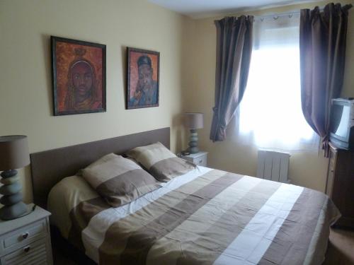 une chambre avec un grand lit et une fenêtre dans l'établissement VIALA Alain, à Perros-Guirec