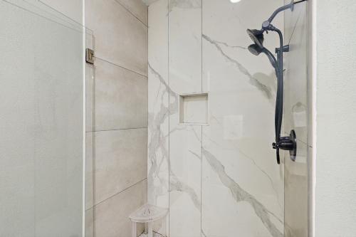 una ducha con puerta de cristal en un baño en Gruene Luxury on the Guadalupe, en New Braunfels