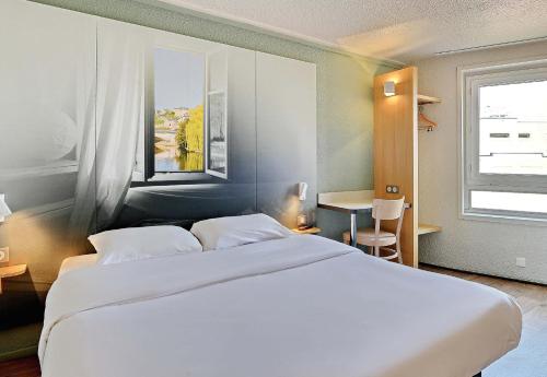 Postel nebo postele na pokoji v ubytování B&B HOTEL le Mans Centre
