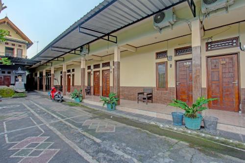 an empty street in front of a building at Hotel O Diwi Homestay in Tjakranegara