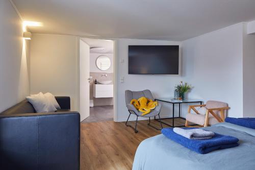 a bedroom with two beds and a living room at Wstay Industrie Charme DELUXE in Steinfurt