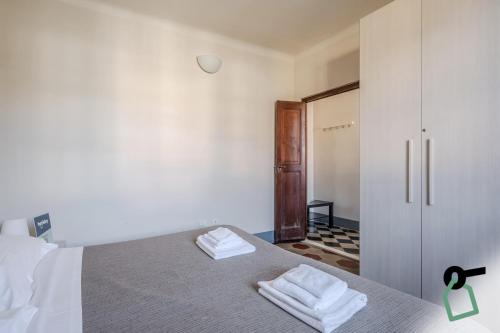 a bedroom with a bed with two towels on it at HOTIDAY Apartment Collection - Lerici Terrediliguria in Lerici