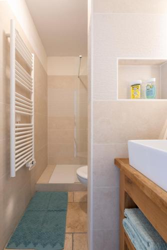 une salle de bain avec toilettes et lavabo dans l'établissement Boulevard du Soleil, à Bormes-les-Mimosas