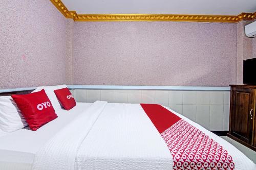 Ένα ή περισσότερα κρεβάτια σε δωμάτιο στο Hotel O Padang City Center Near Gunung Padang Formerly Hotel Fitriaendika