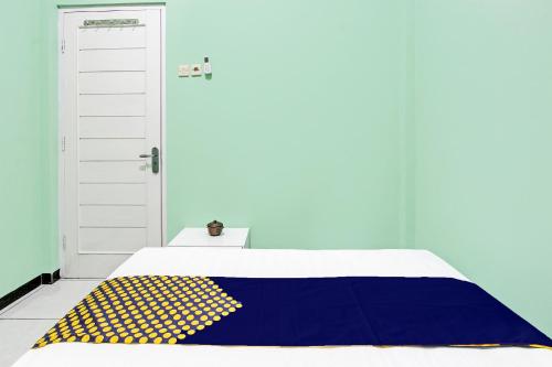 Postel nebo postele na pokoji v ubytování SPOT ON 92012 Homestay Grand Mahkota Permai Syariah