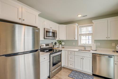 Dapur atau dapur kecil di Wildwood Condo with Pool Access - Walk to Beach