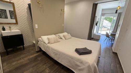 Postel nebo postele na pokoji v ubytování A CASA CORBAIA Appartement 40 m2, jardin privé, parking, proche centre ville et mer Apartment 40 m2, private garden parking near town center and sea port and airport