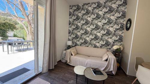 Posezení v ubytování A CASA CORBAIA Appartement 40 m2, jardin privé, parking, proche centre ville et mer Apartment 40 m2, private garden parking near town center and sea port and airport