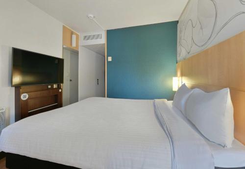 Кровать или кровати в номере B&B HOTEL Le Mans Centre Cathédrale