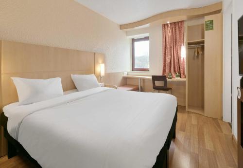 Кровать или кровати в номере B&B HOTEL Le Mans Centre Cathédrale
