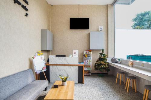 TV a/nebo společenská místnost v ubytování SUPER OYO Capital O 92066 Papakoel Hotel & Cafe