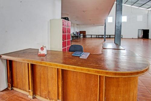 a large wooden counter in a large room with a table at Hotel O Panorama Rinjani LodgeNearTaman Nasional Gunung Rinjani in Labuan Lombok