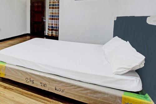 a bed in a room with a mattressvisor at Hotel O Panorama Rinjani LodgeNearTaman Nasional Gunung Rinjani in Labuan Lombok