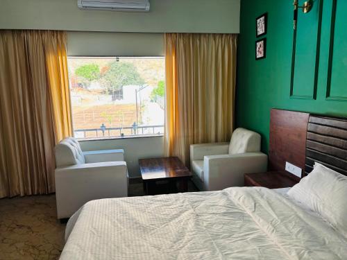 Ένα ή περισσότερα κρεβάτια σε δωμάτιο στο Almora Farm