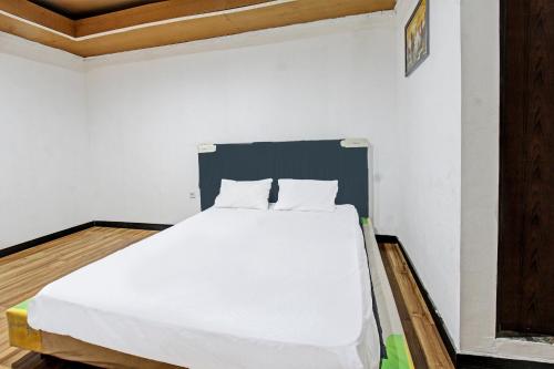 a bedroom with a white bed in a room at Hotel O Panorama Rinjani LodgeNearTaman Nasional Gunung Rinjani in Labuan Lombok