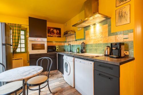 Photo de la galerie de l'établissement Gîte Les Remparts - Wifi - Terrasse, à Sainte-Suzanne