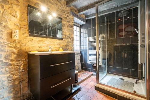 Photo de la galerie de l'établissement Gîte Les Remparts - Wifi - Terrasse, à Sainte-Suzanne