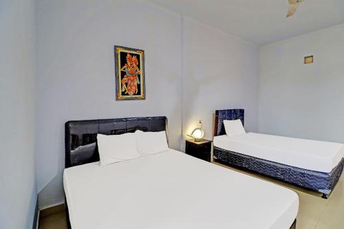 Postel nebo postele na pokoji v ubytování Capital O 92094 Hotel Kertha