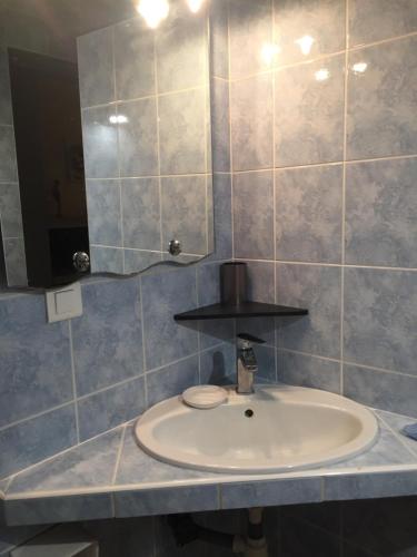 une salle de bain avec un lavabo et un miroir dans l'établissement Quadrale, à Sotta