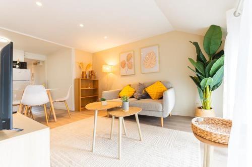 un salon avec un canapé et une table dans l'établissement Duplex Confortable en Centre avec 2 Chambres, à Châlons-en-Champagne
