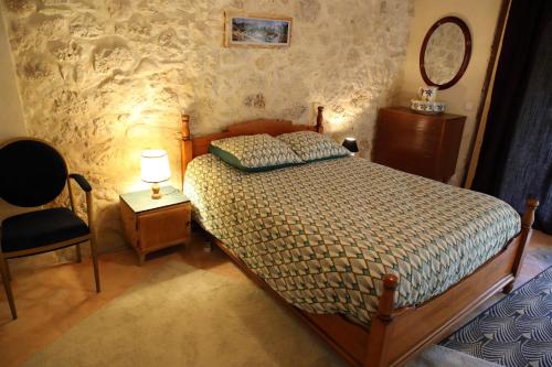 - une chambre avec un lit doté d'une lampe et d'une chaise dans l'établissement L'étable du Vercors, à Saint-Agnan-en-Vercors