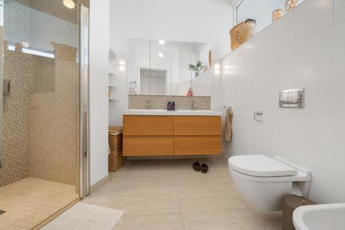 Bilik mandi di Villa Vy - a gem with private beach in Bergen