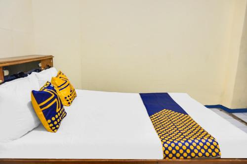 un letto con tre cravatte sopra di OYO Life 92087 Griya Nurainy a Pasuruan