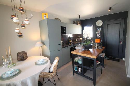 une cuisine avec une table et une salle à manger dans l'établissement Brigantine309 - Golfe de St-Tropez - Bel appartement avec vue port, à Cogolin