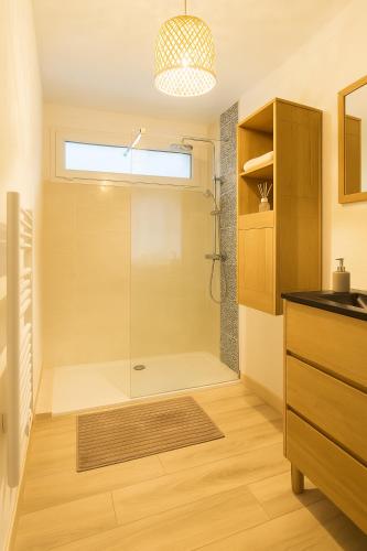 une salle de bain avec une douche avec une porte vitrée dans l'établissement 