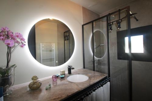 une salle de bain avec un lavabo et un miroir dans l'établissement Brigantine309 - Golfe de St-Tropez - Bel appartement avec vue port, à Cogolin