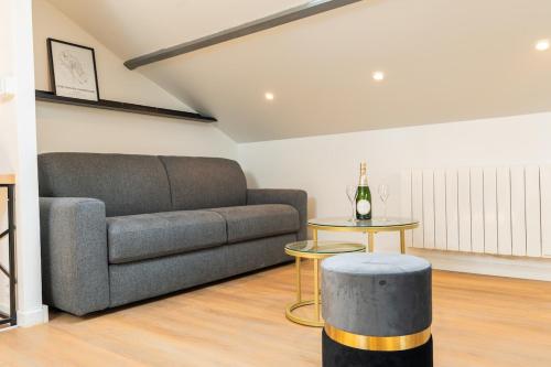 un salon avec un canapé et une table dans l'établissement Nid douillet sous les combles, à Châlons-en-Champagne