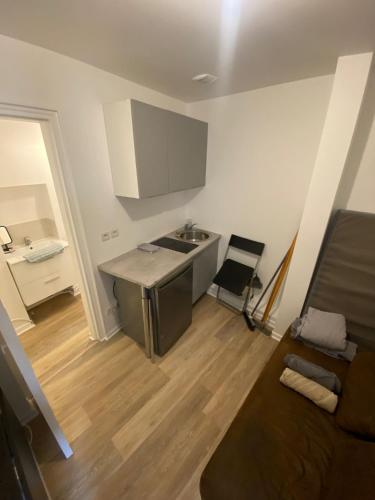 une petite cuisine avec un évier et un comptoir dans l'établissement Petit Cocon au Centre de Rouen - 027, à Rouen