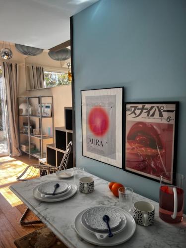 - une table avec des assiettes dans le salon dans l'établissement cabanon chasselon, à Marseille