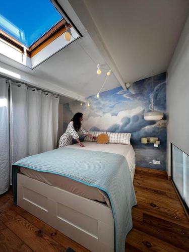 une femme est assise sur un lit dans une chambre dans l'établissement cabanon chasselon, à Marseille