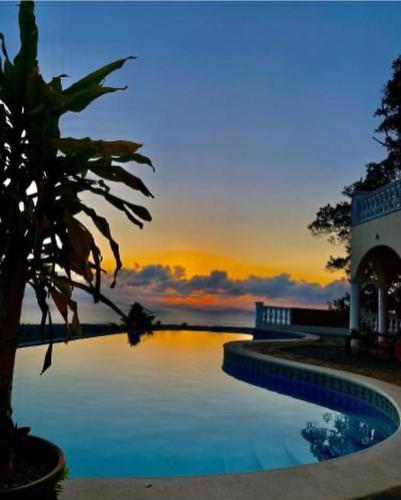 ナグアにあるNonの夕日を背景にしたプール