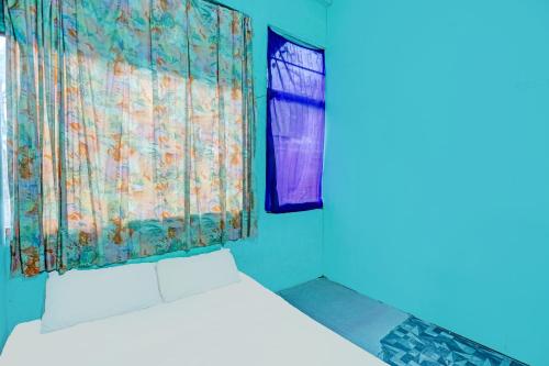 une chambre avec un lit et une fenêtre avec des rideaux dans l'établissement Hotel O Jodoh Stay SyariahNearPelabuhan Feri Harbor Bay, à Nagoya