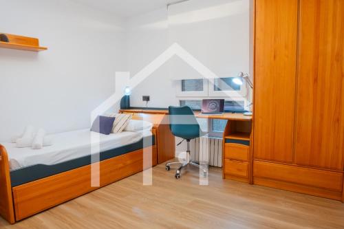 a bedroom with a bed and a desk and a chair at A Paicega - Oviedo Centro in Oviedo