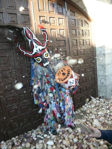 a person standing in front of a wall with a moose sculpture at Mar de Nubes Piornal 3 in Piornal