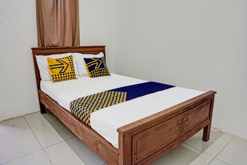 Postel nebo postele na pokoji v ubytování OYO 92183 Komang Resort Klayar