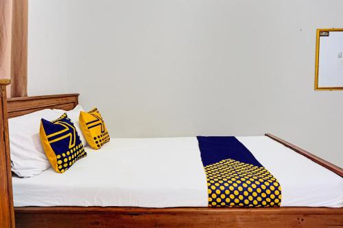 Postel nebo postele na pokoji v ubytování OYO 92183 Komang Resort Klayar