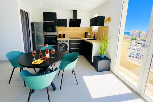 - une cuisine avec une table, des chaises et des verres à vin dans l'établissement 