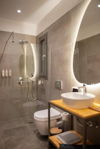 Koupelna v ubytování Evia Hotel