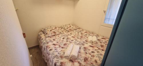 une petite chambre avec un lit avec des serviettes dessus dans l'établissement Comme sur un bateau, à Collioure