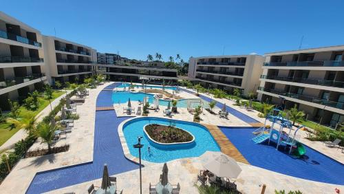un complejo de apartamentos con piscina y parque acuático en A melhor vista do Malia Beach - Flat 205C, en Ipojuca