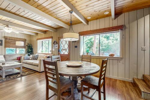 une salle à manger et un salon avec une table et des chaises dans l'établissement Acorn Lodge, à Idyllwild